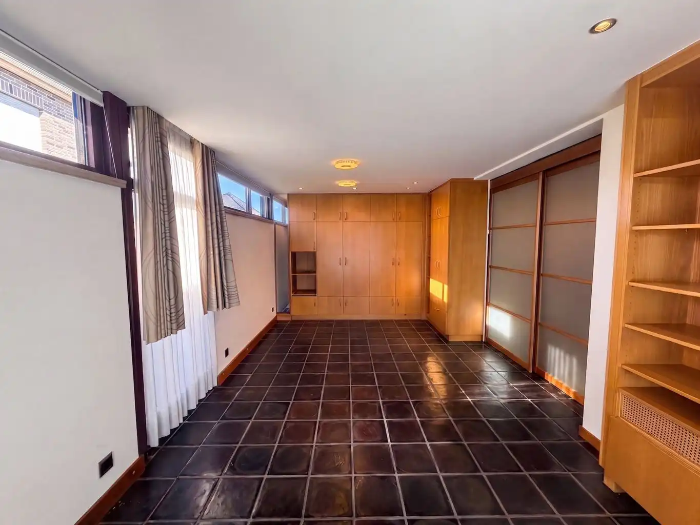 Vrijstaande splitlevelwoning met 3 (+1)slaapkamers, inpandige garage en carport, overdekt terras en omheinde tuin, gunstig gelegen nabij het centrum van Maaseik. foto 7