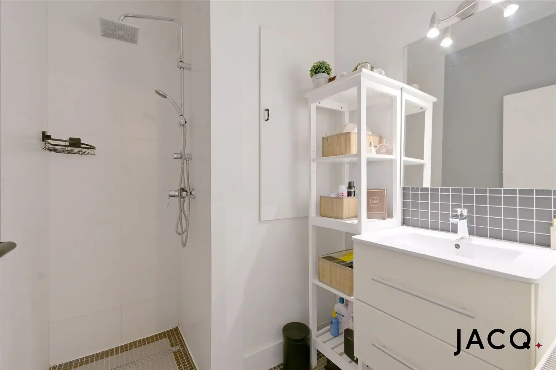 Instapklaar appartement met 2 slaapkamers en dubbele garage foto 13