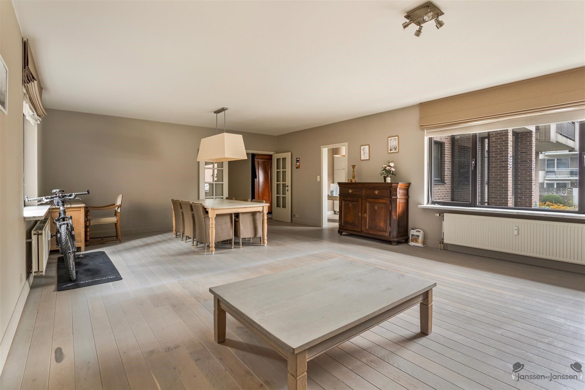 Uitzonderlijk ruim gelijkvloers appartement met 3slaapkamers foto 5
