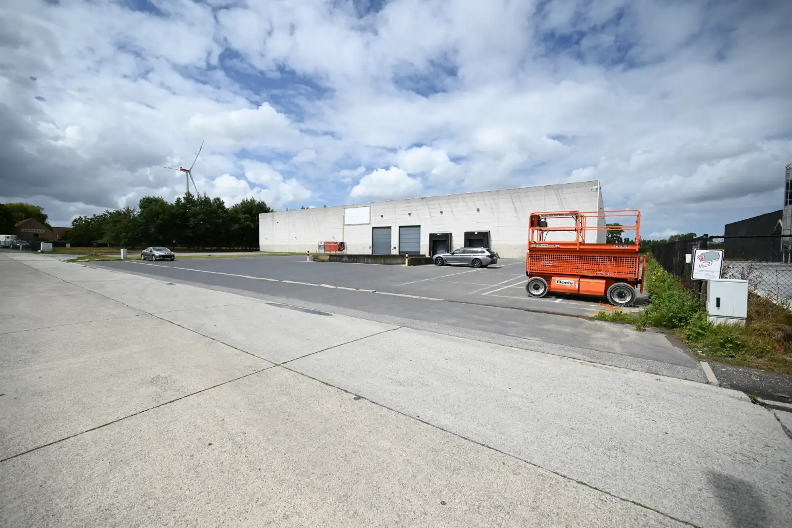 Magazijn van 6.000 m² op een terrein van 10.137 m² foto 2