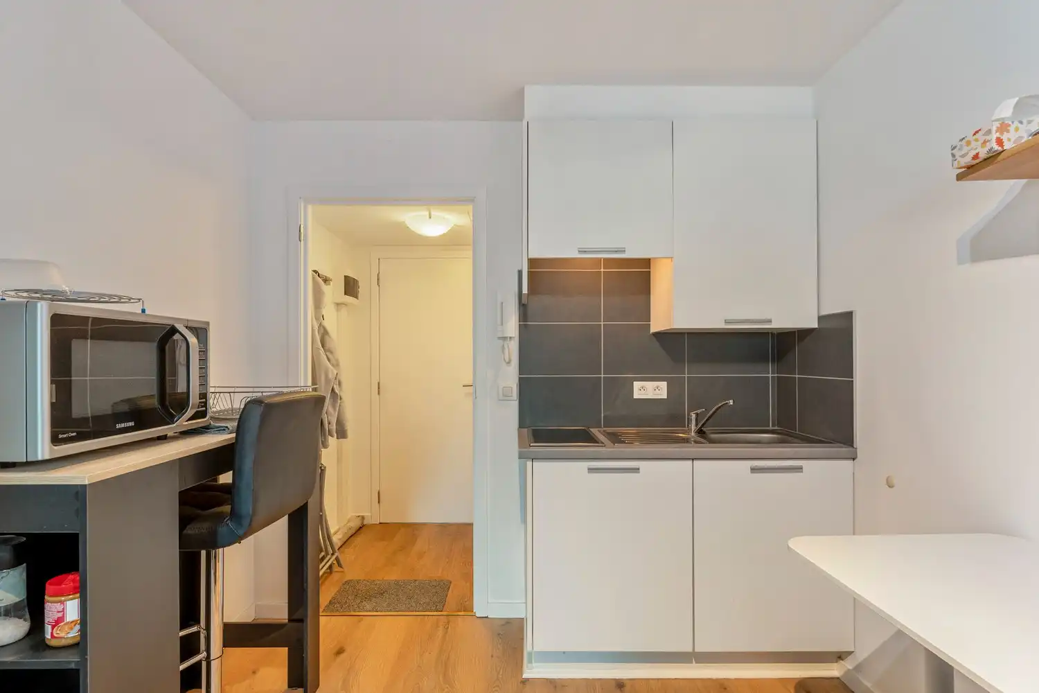 Centraal gelegen en gemeubelde studio met een gedeeld terras nabij het station van Leuven! foto 8