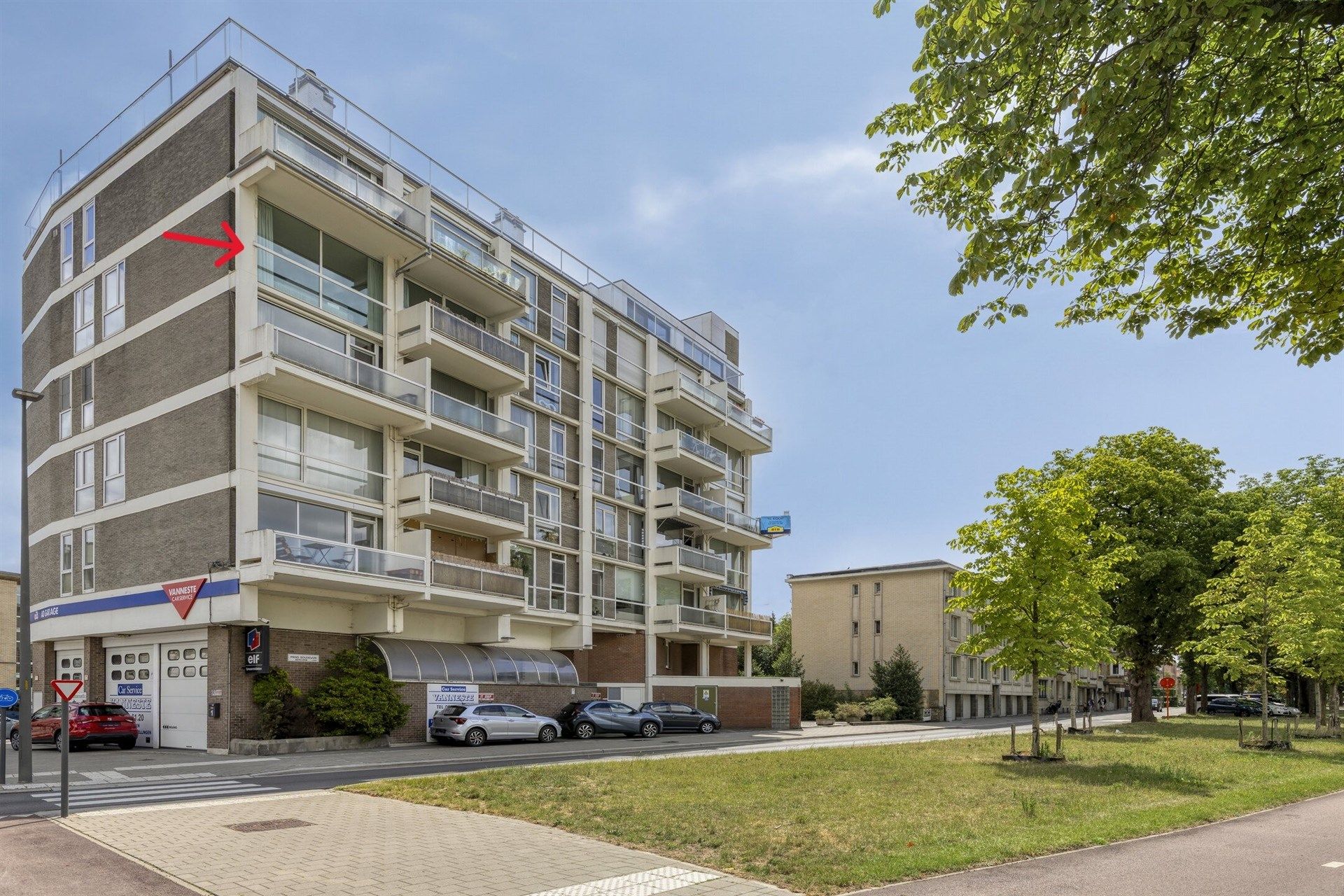 Instapklaar appartement met terras te koop in Berchem!  foto 7