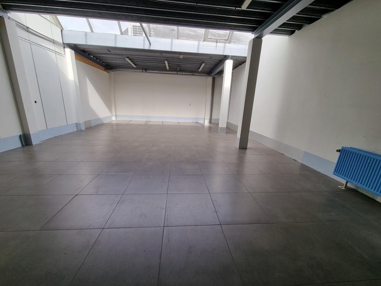 Kantoorgebouw met magazijnruimte, bruto vloeropp 1770 m² op een perceel gelegen van 49a85ca. foto 12