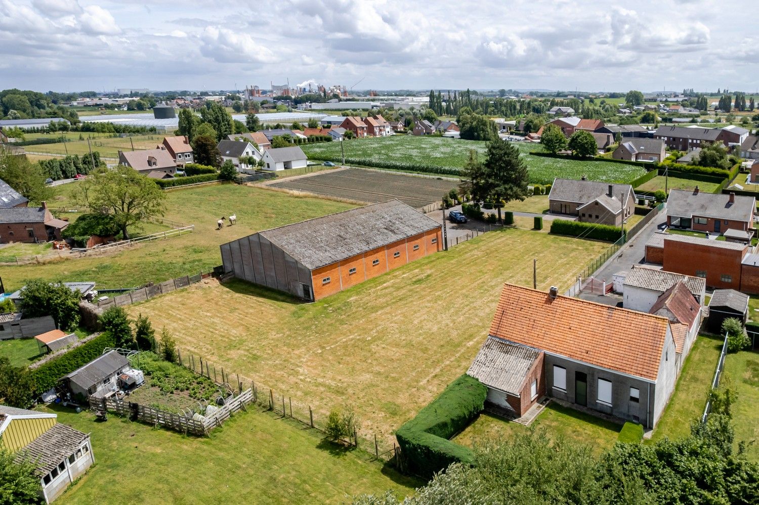 Alleenstaande woning met magazijn. foto 24
