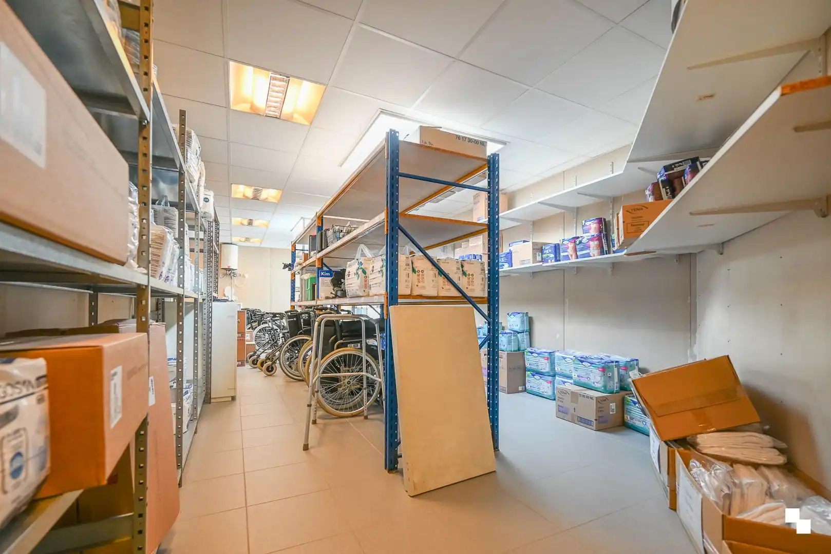 Deels ingerichte handelsruimte op toplocatie te Sint-Andries foto 16