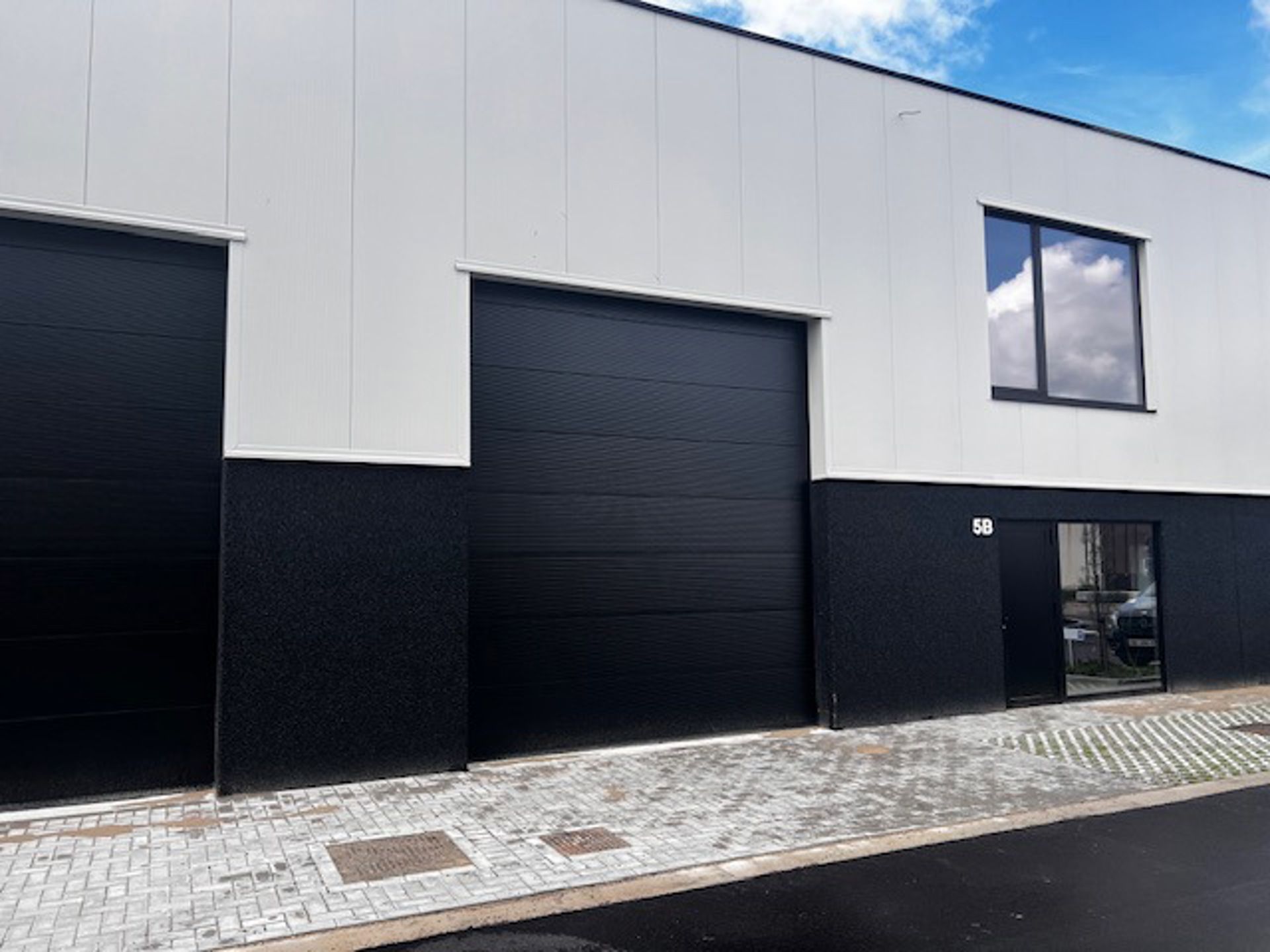 Te Koop 4 Nieuwbouw KMO-Units te Essen met 🅿️ foto {{pictureIndex}}