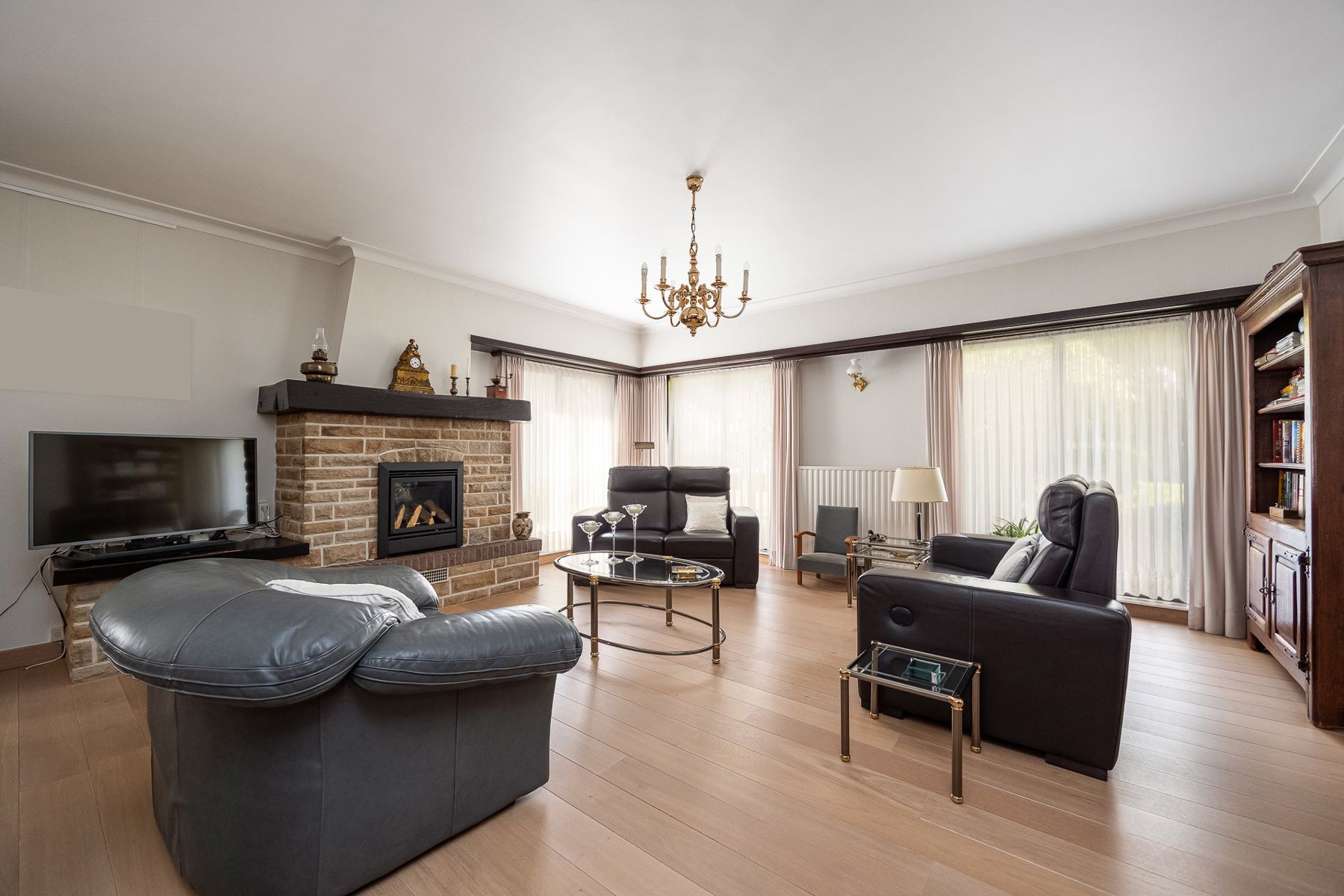 Laagbouwwoning met 4 slaapkamers op een perceel van 2.148m². foto 3