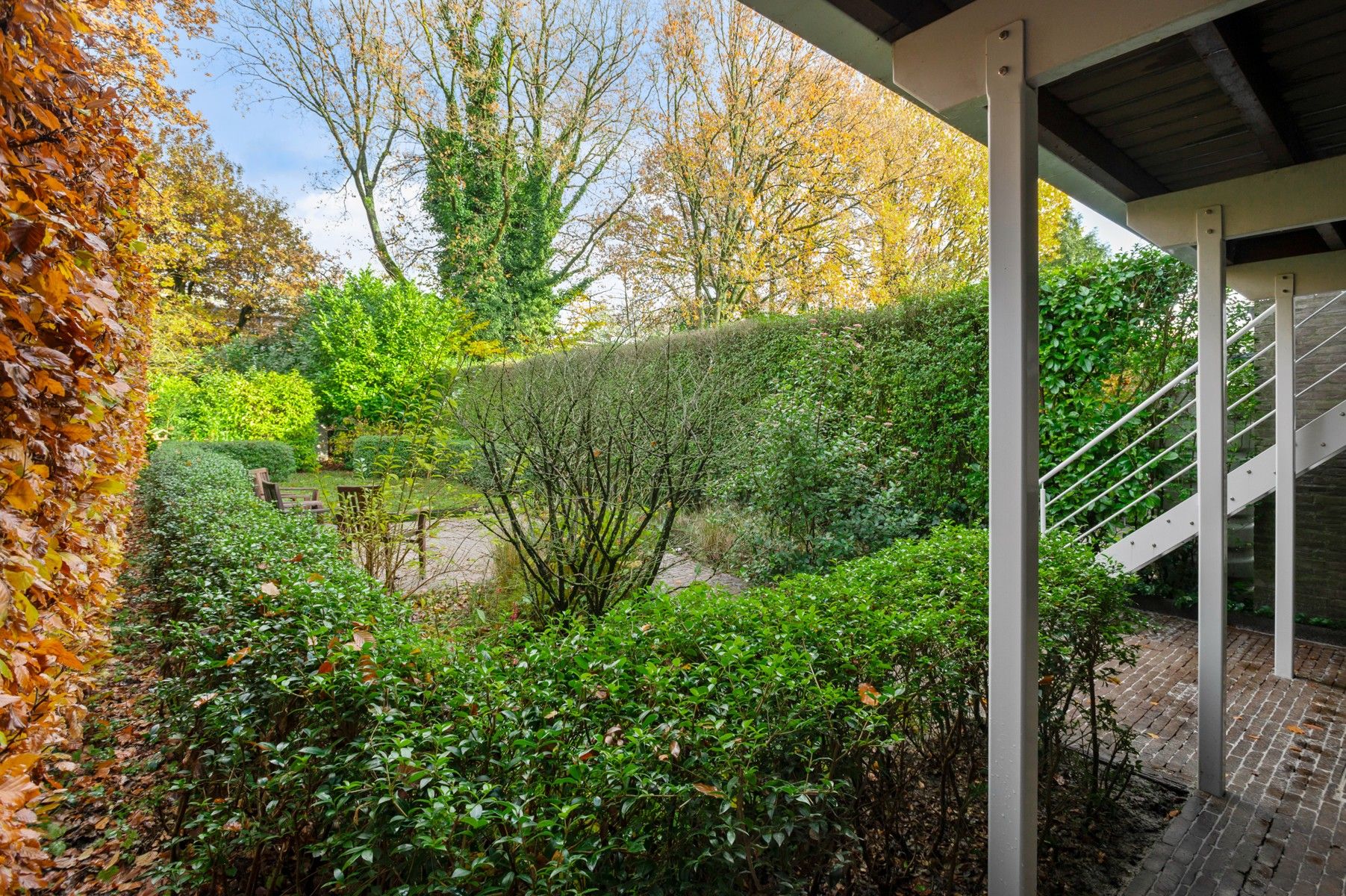 Ruime gezinswoning met 4 slaapkamers, terras en gezellige tuin in een rustige buurt foto 4