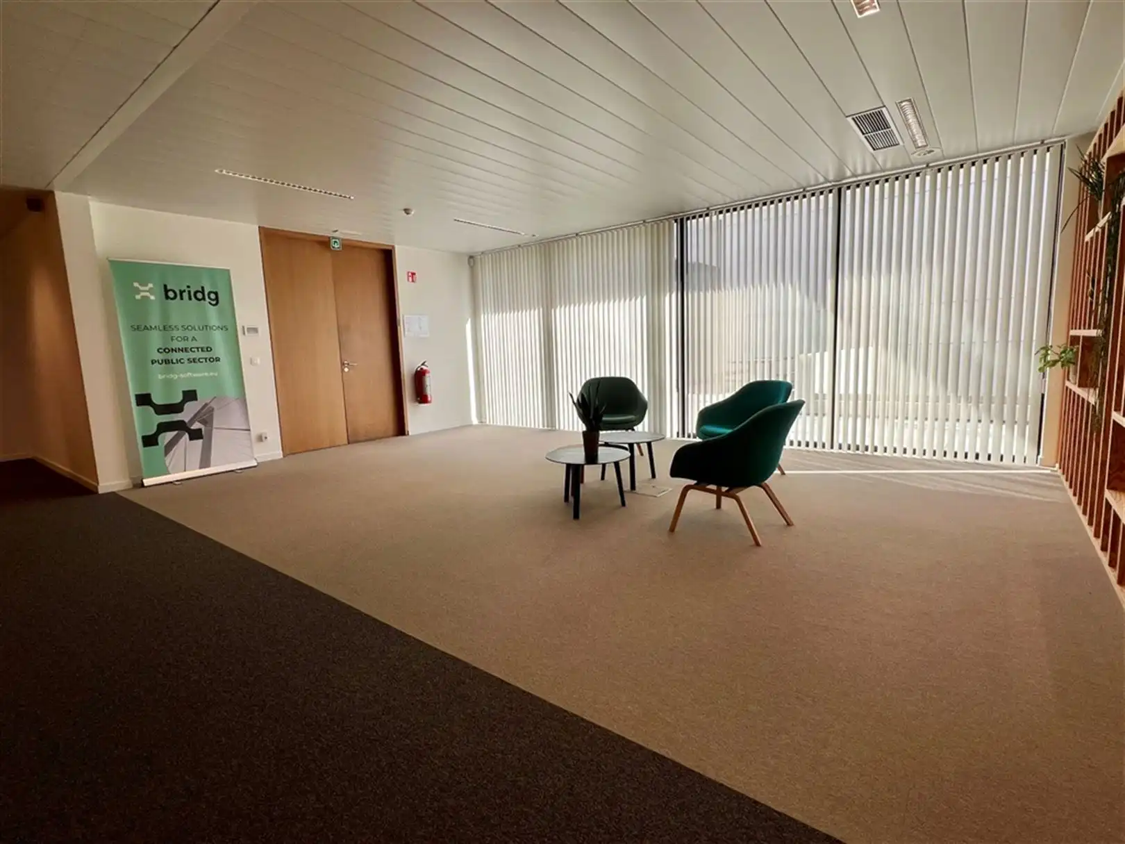 Ingericht kantoor met een overvloed aan natuurlijk lichtinval vlakbij de E40 foto 11