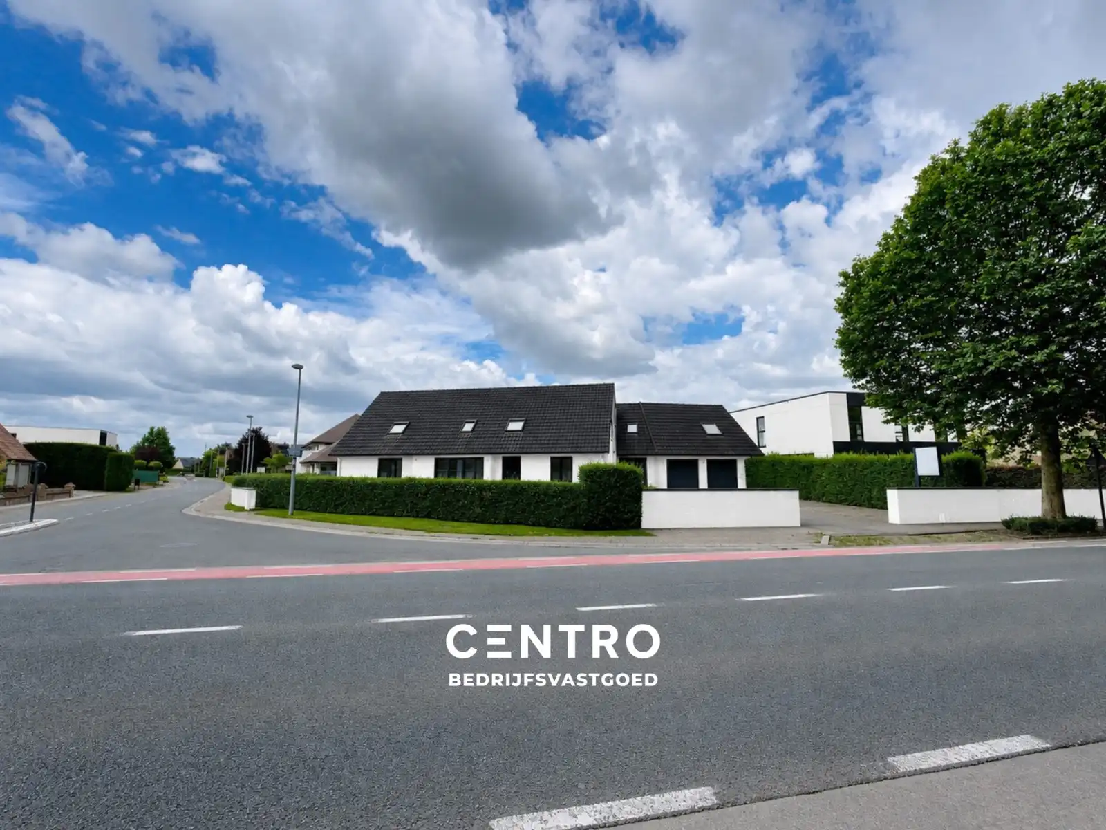 Ruim (430m²), multifunctioneel pand (bewoning, kantoor, praktijk, horeca, ...)  op ZICHTLOCATIE langs invalsweg Roeselare (vlakbij de ring R32). foto {{pictureIndex}}