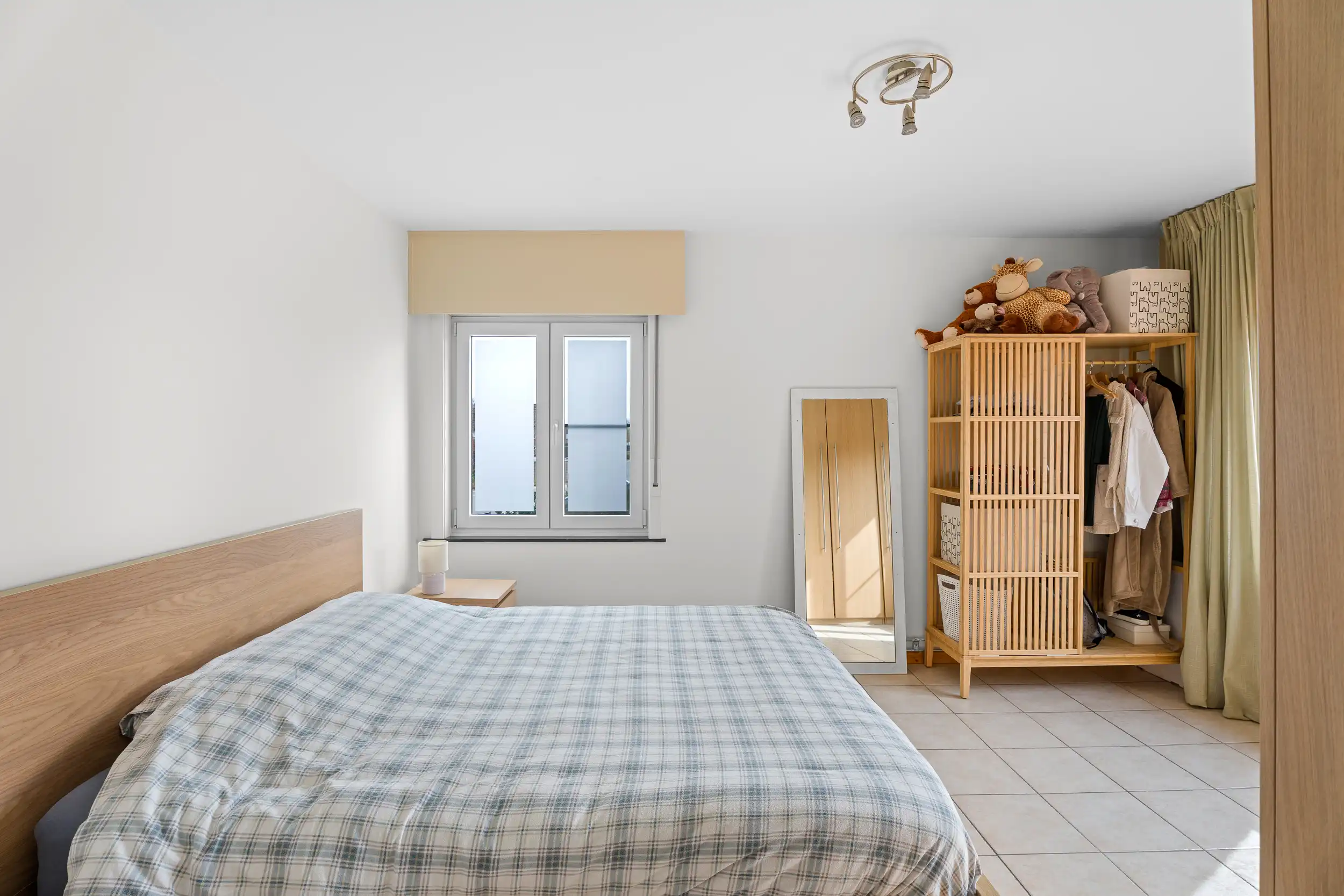 Ruime gezinswoning met 4 slpk, zonnepanelen & zonnige tuin foto 8