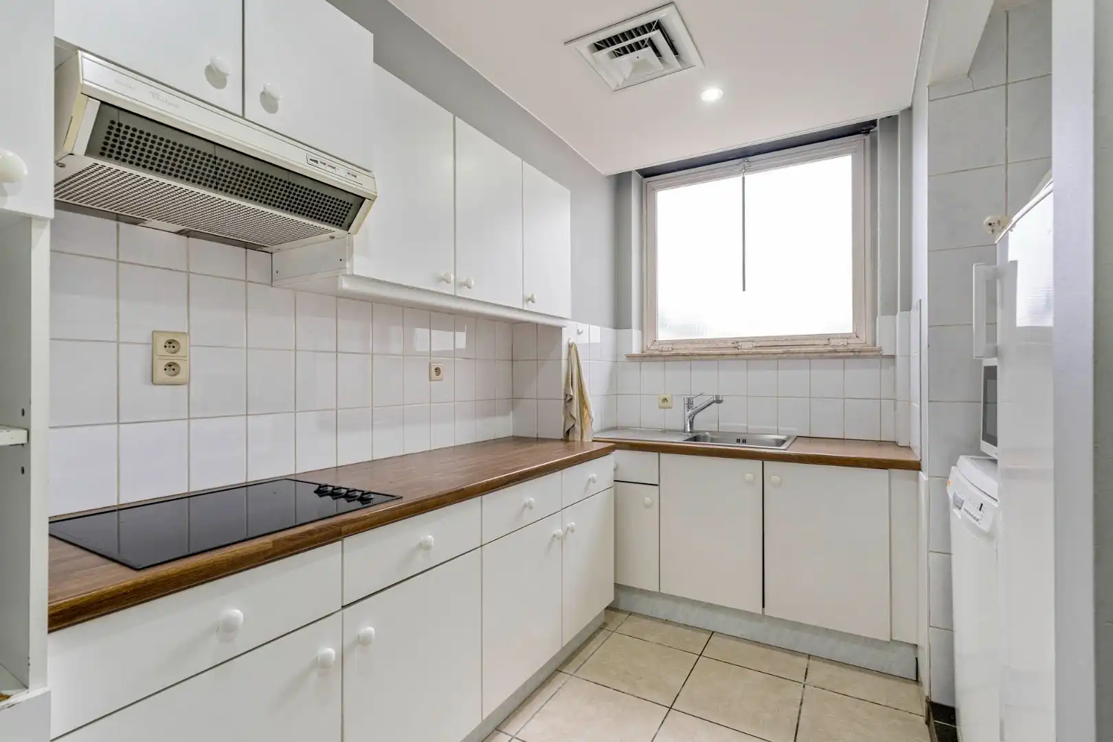 Bedrijfsgebouw met kantoren, magazijnen en woonst - groot 2580 m² foto 14