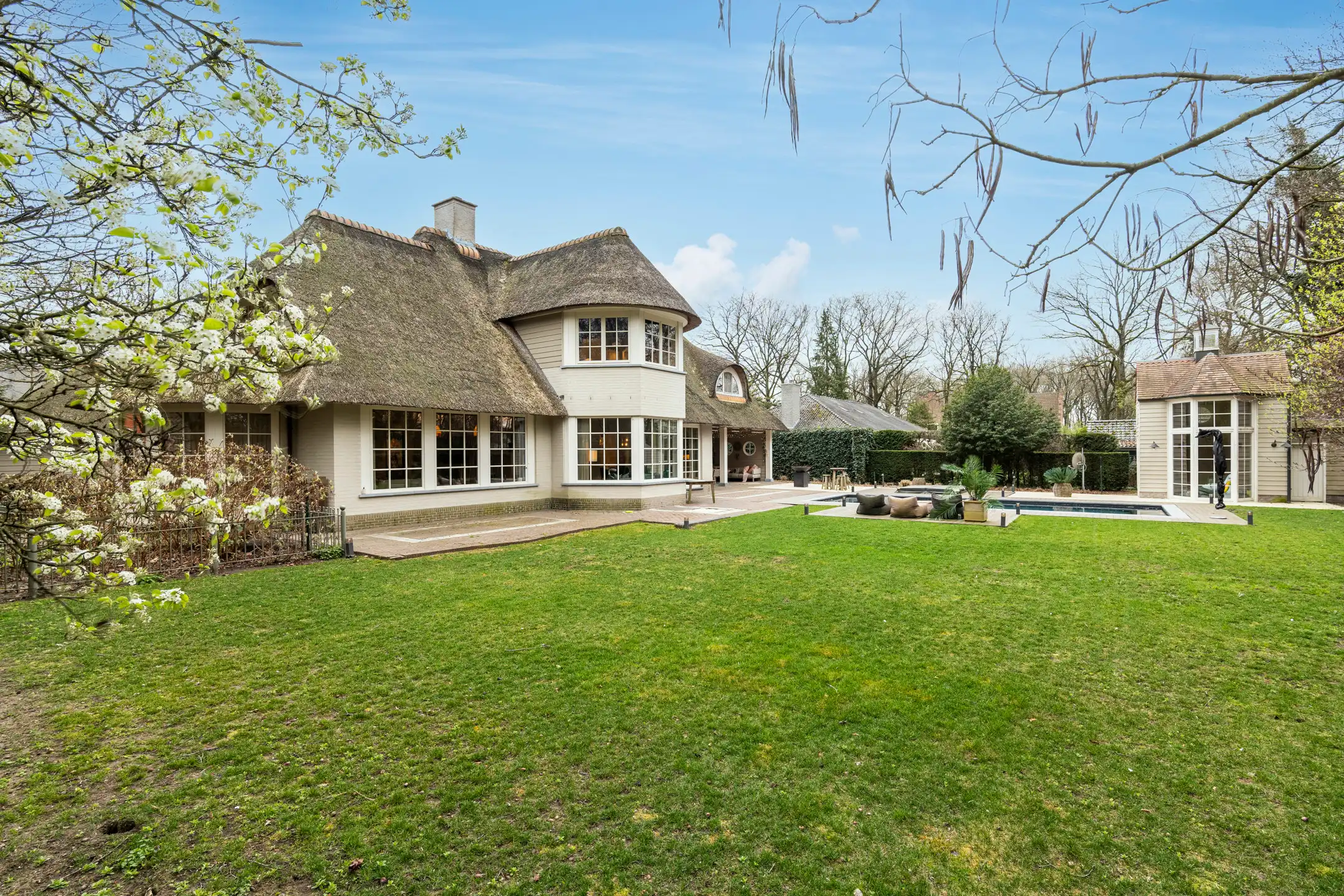 Rietgedekte villa op 2.000 m² met zwembad foto 29