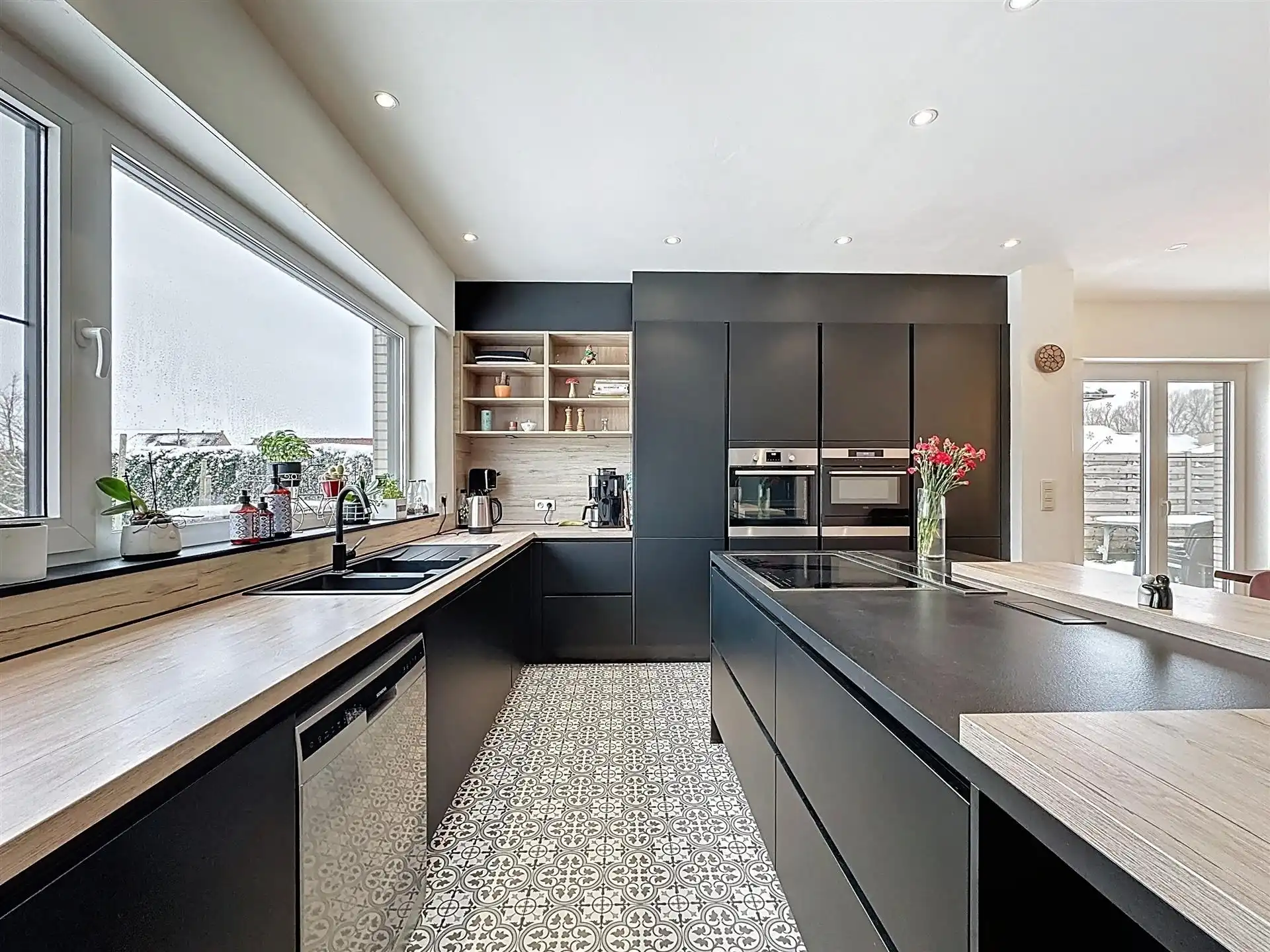 Ruime open bebouwing met 5 slaapkamers op perceel van 751m²  foto {{pictureIndex}}