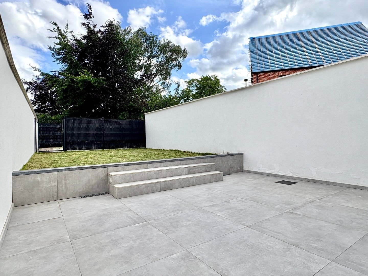 Compleet gerenoveerde woning met uitweg, 2 badks, ¾ slks en tuin. foto 4