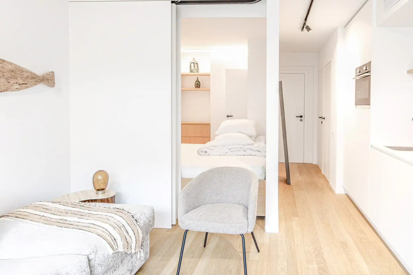 Stijlvolle, volledig gerenoveerde GEMEUBELDE studio | Lippenslaan – Leopoldlaan | Knokke (met mogelijke mooie fiscale opportuniteit onder voorbehoud) foto 2