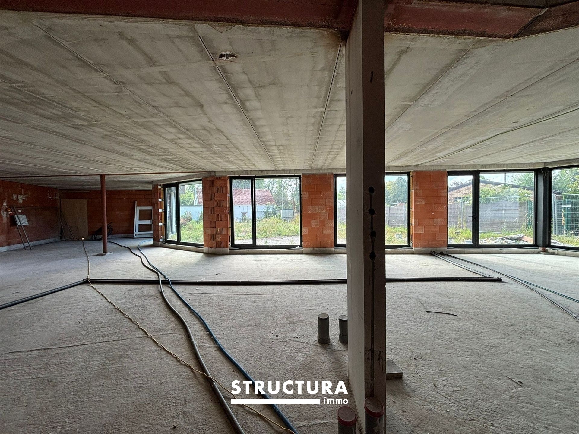 Nieuwbouw handelsruimte op commerciële liggen in het centrum! foto 7