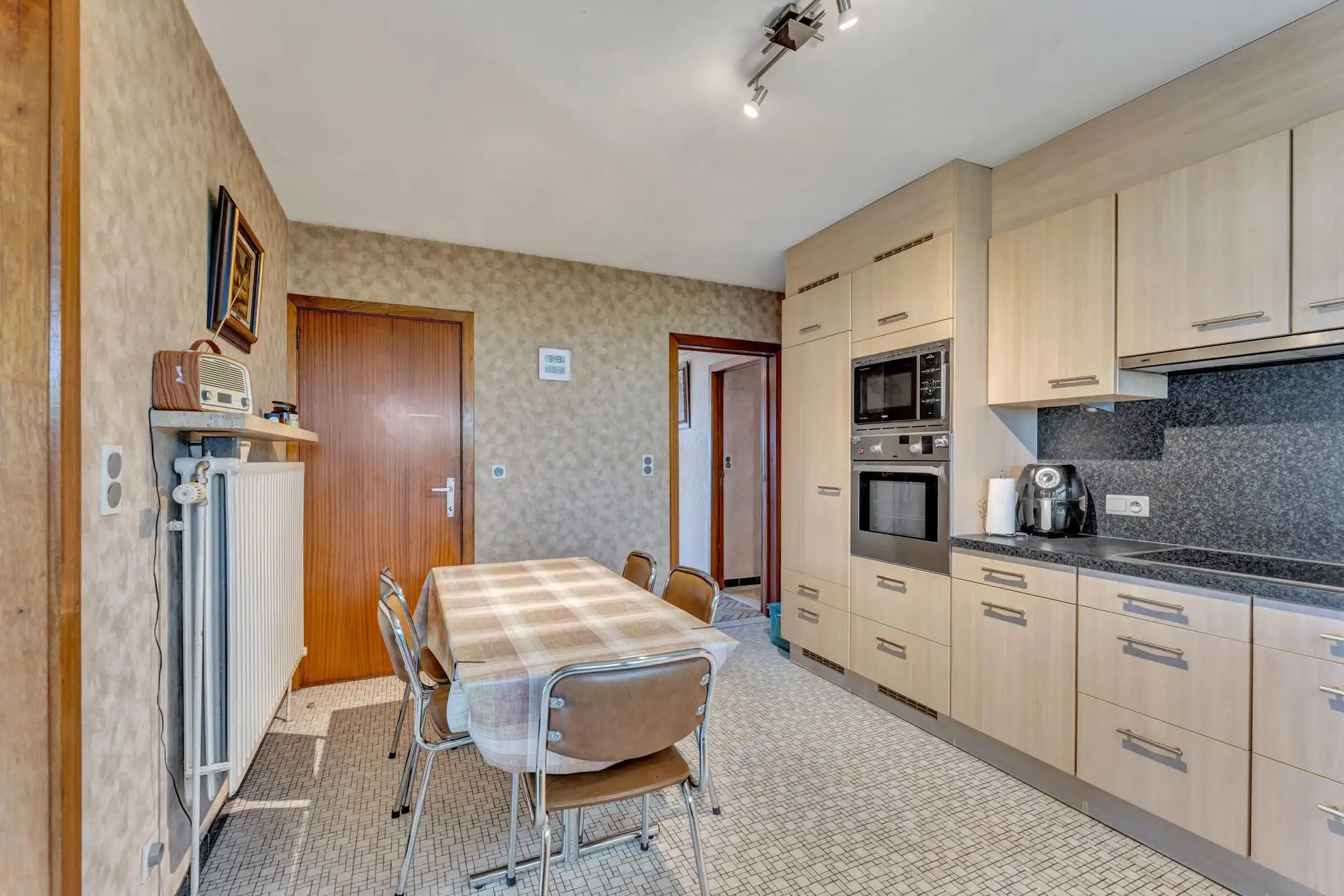 Ruime bungalow met uitzonderlijk potentieel op toplocatie foto 7