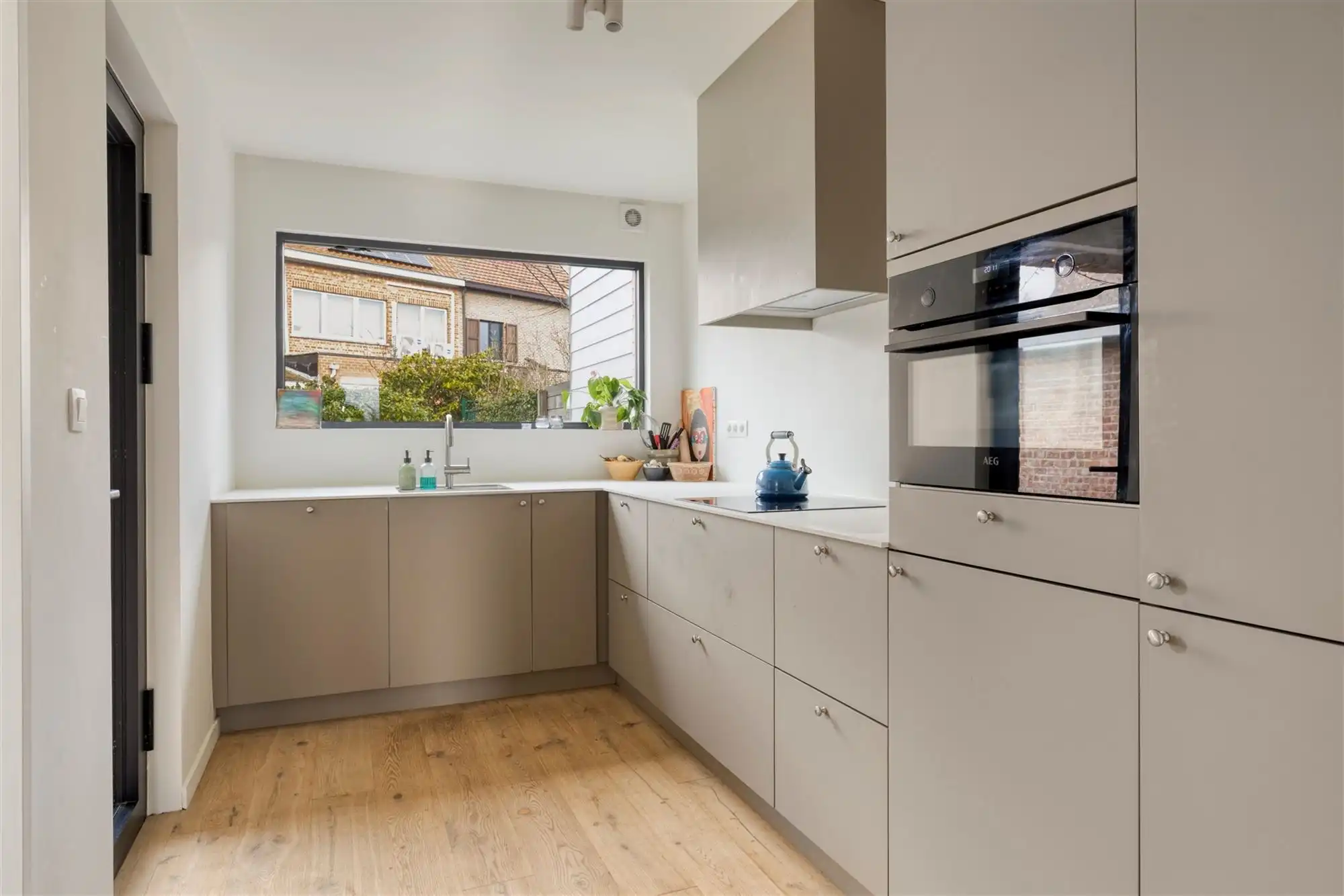 Karaktervolle halfopen bebouwing in rustige woonwijk foto 16