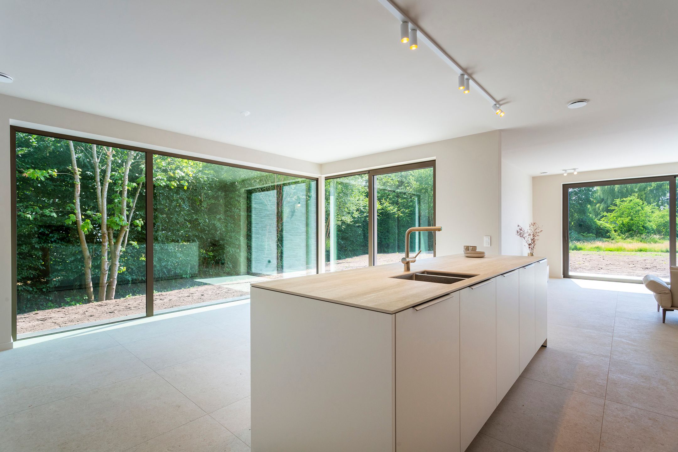 luxueuze nieuwbouwvilla met 3 slpks, garage en riante tuin foto {{pictureIndex}}