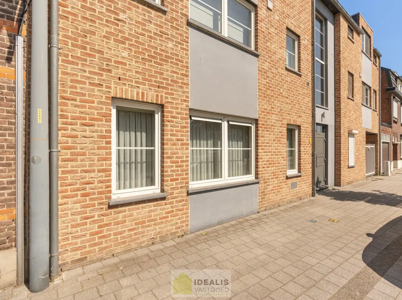 IDEALIS VASTGOED - PRACHTIG  EN LUXUEUS GELIJKVLOERS APPARTEMENT VAN MAAR LIEFST +-122M² IN EEN KLEINSCHALIGE RESIDENTIE MET 2 SLAAPKAMERS, AANGENAME LEEFRUIMTE MET AANSLUITEND KEUKEN MET KEUKENEILAND, BADKAMER VOORZIEN VAN BAD EN DOUCHE, ZEER RUIME GARAGE (+-28M²) EN TERRAS MET AANGELEGDE TUIN . Zeer geschikt voor kandidaten op zoek naar betaalbare woonruimte in zeer goede staat vlak bij de stadskern van Bree! foto 3