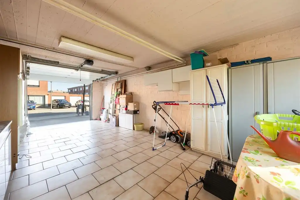 Bel-étage woning met oprit en  ruime tuin foto 17
