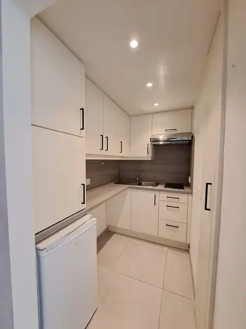Gerenoveerde en verhuurde SERVICEFLAT met TERRAS en STANDPLAATS te koop in Assebroek Brugge foto 5