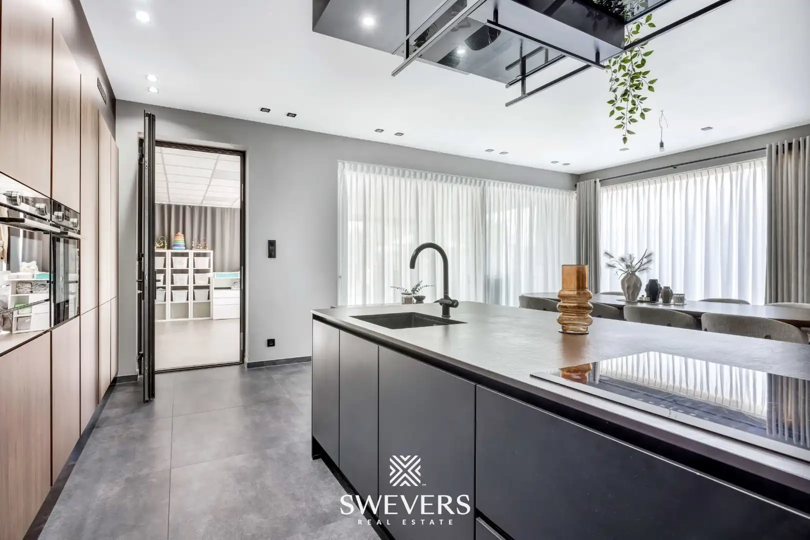 Stijlvol wonen op een ruim perceel met 4 slaapkamers en topafwerking foto 14