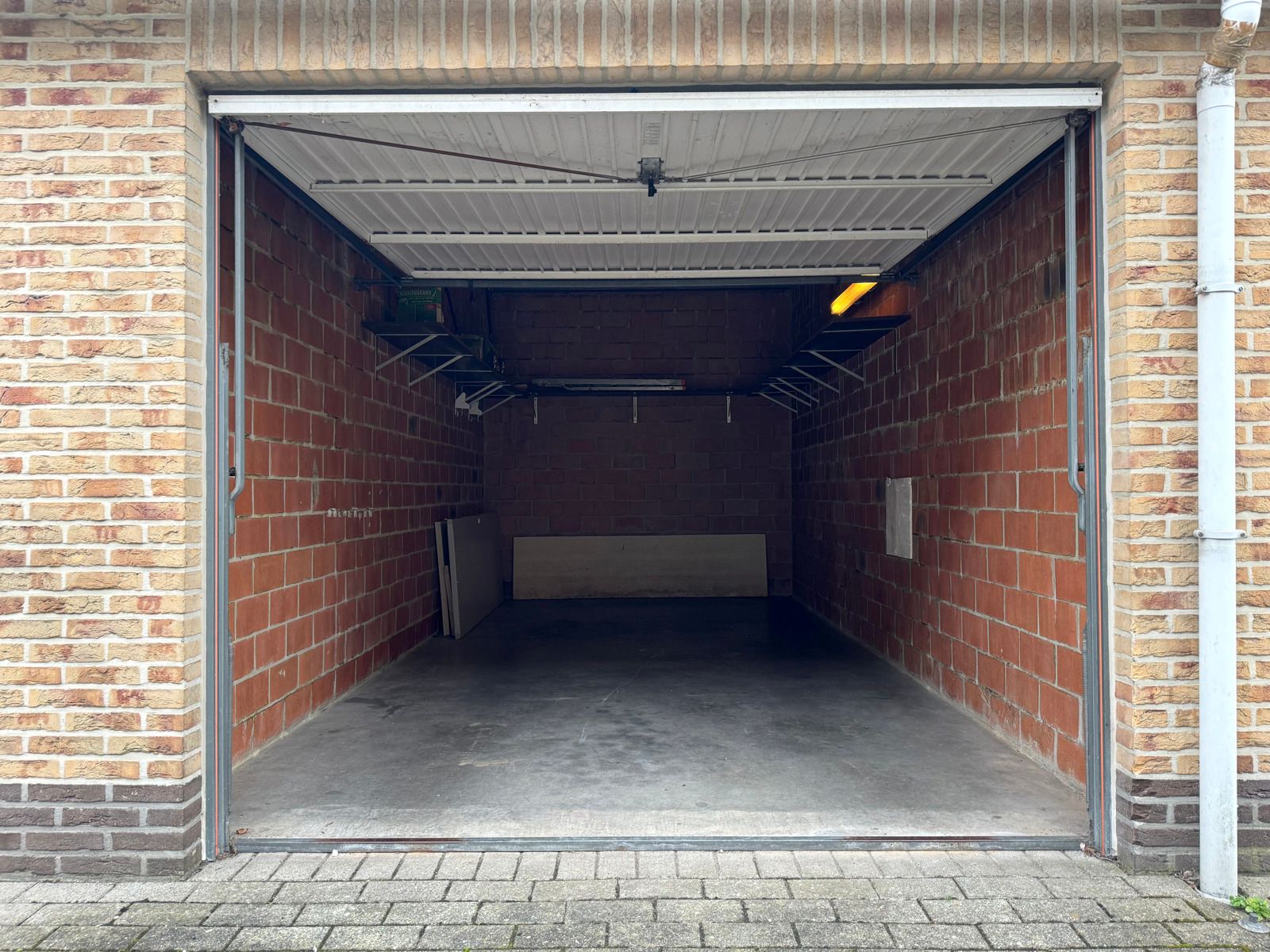 Te huur: 2 slaapkamer gelijkvloers appartement met garage foto 18