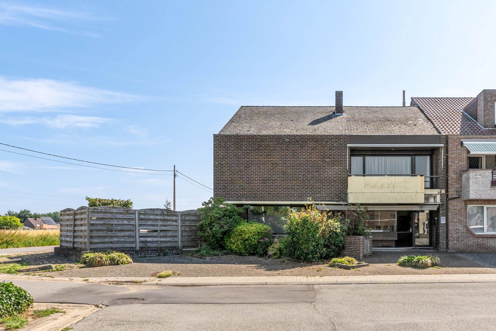 Hoofdfoto van de publicatie: Multifunctioneel gebouw bestaande uit een woning, een winkel en een magazijn/werkplaats gelegen op een rustige locatie te Voorshoven!