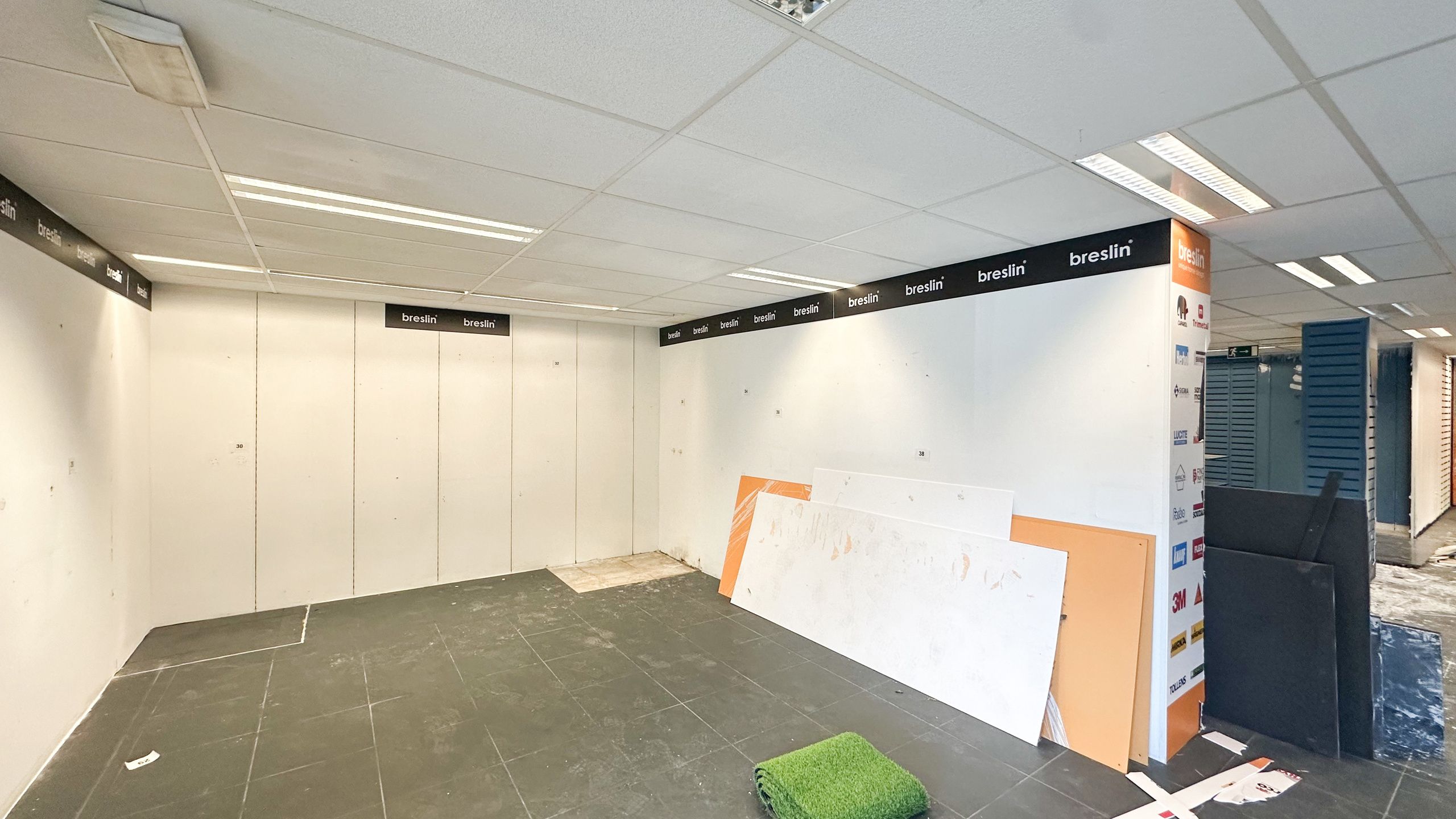 showroom van 700m in centrum mt veel parking! foto 6