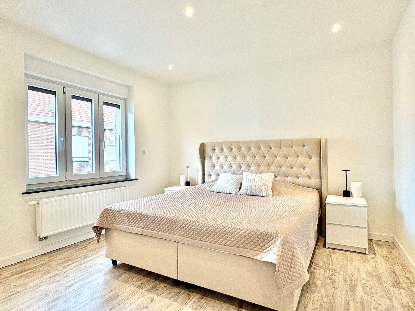 Compleet gerenoveerde woning met uitweg, 2 badks, ¾ slks en tuin. foto 19