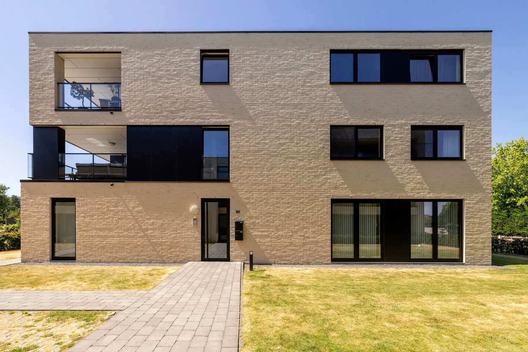 Ruim appartement met 2 slpks, terras van 71m2 en 2 staanplaatsen foto 21
