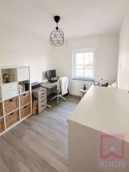 Volledig instapklaar gelijkvloers appartement met 2 slaapkamers, ruime tuin én garagebox foto 12