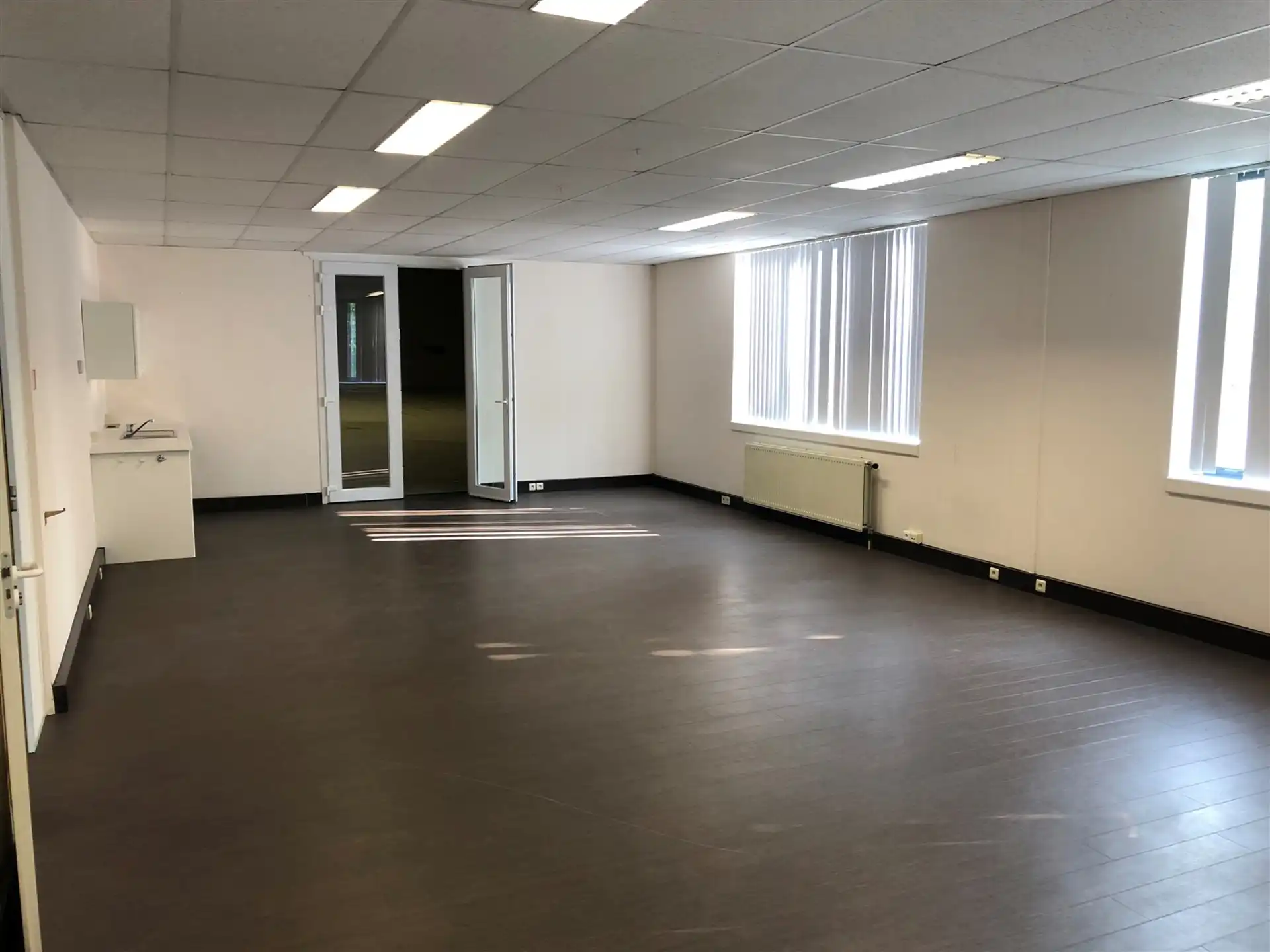Aartselaar: Magazijn 547m² met gelijkvloers kantoor 144m² foto 5