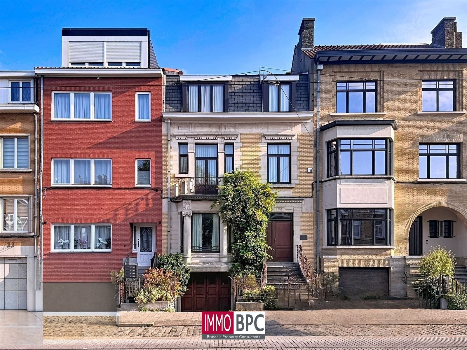 indrukwekkende art-decogetinte herenhuis in het hart van Sint-Agatha-Berchem foto {{pictureIndex}}