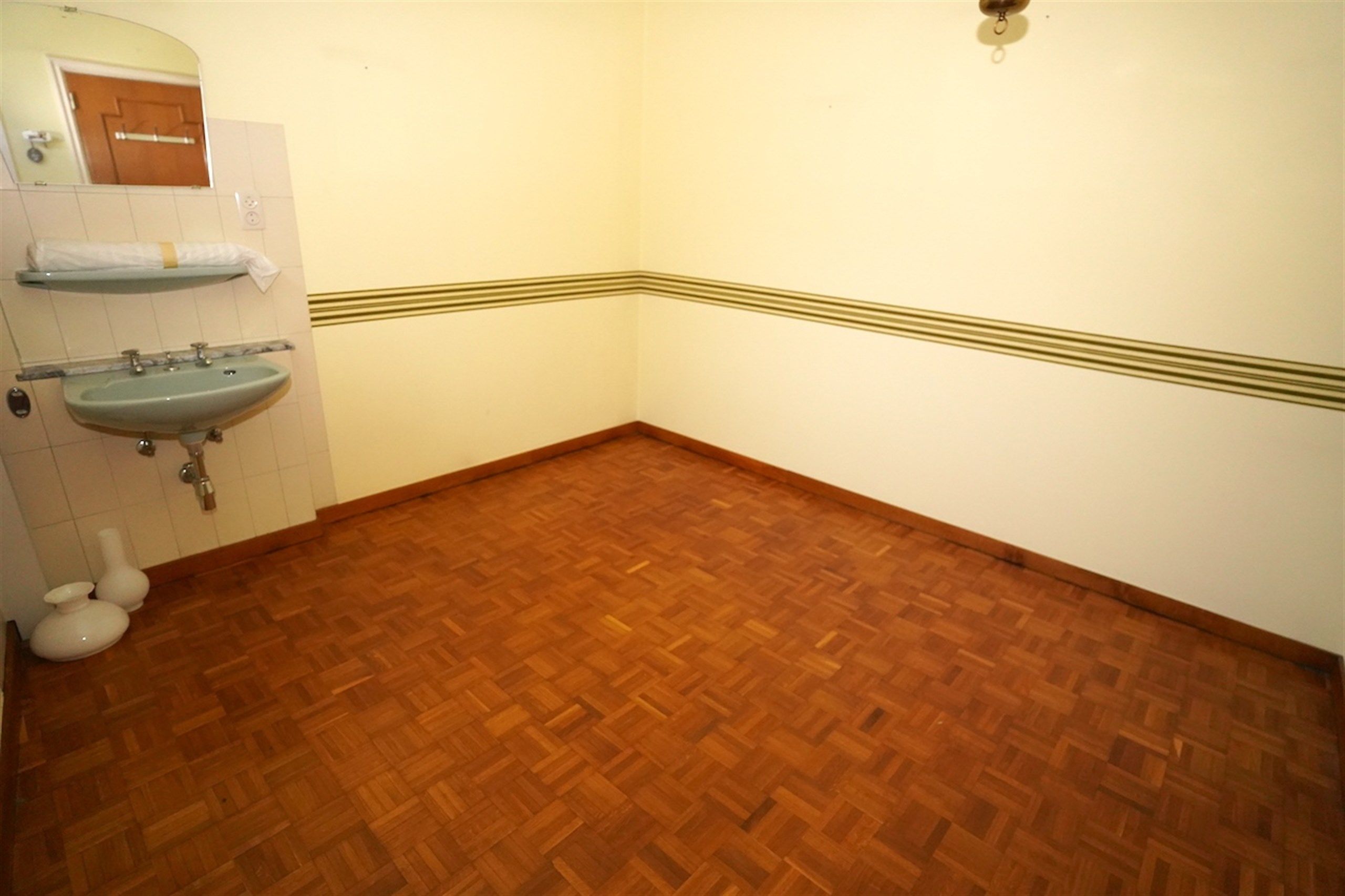 Te moderniseren 3-slpk appartement + garage in hartje centrum! foto 9