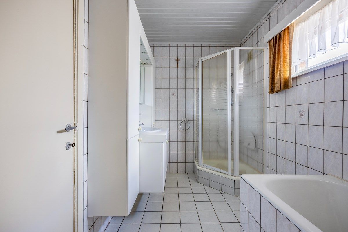 Ruim ingedeelde woning met 3slpks op een gunstige ligging. foto 11