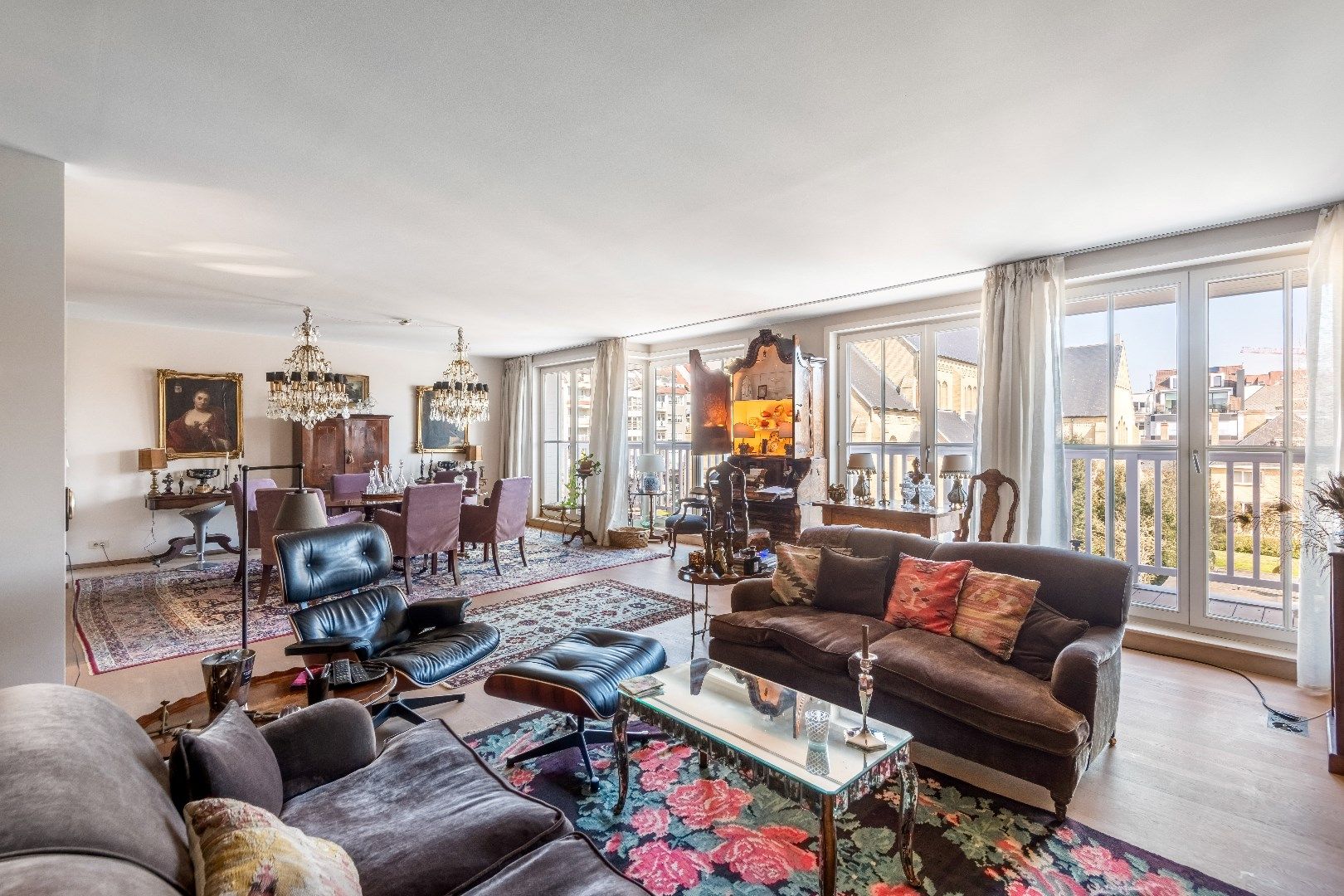 Ruim appartement (ca. 180m²) met een gevelbreedte van meer dan 13 meter, rustig gelegen, in het centrum tegenover de H. Hartkerk. foto 2