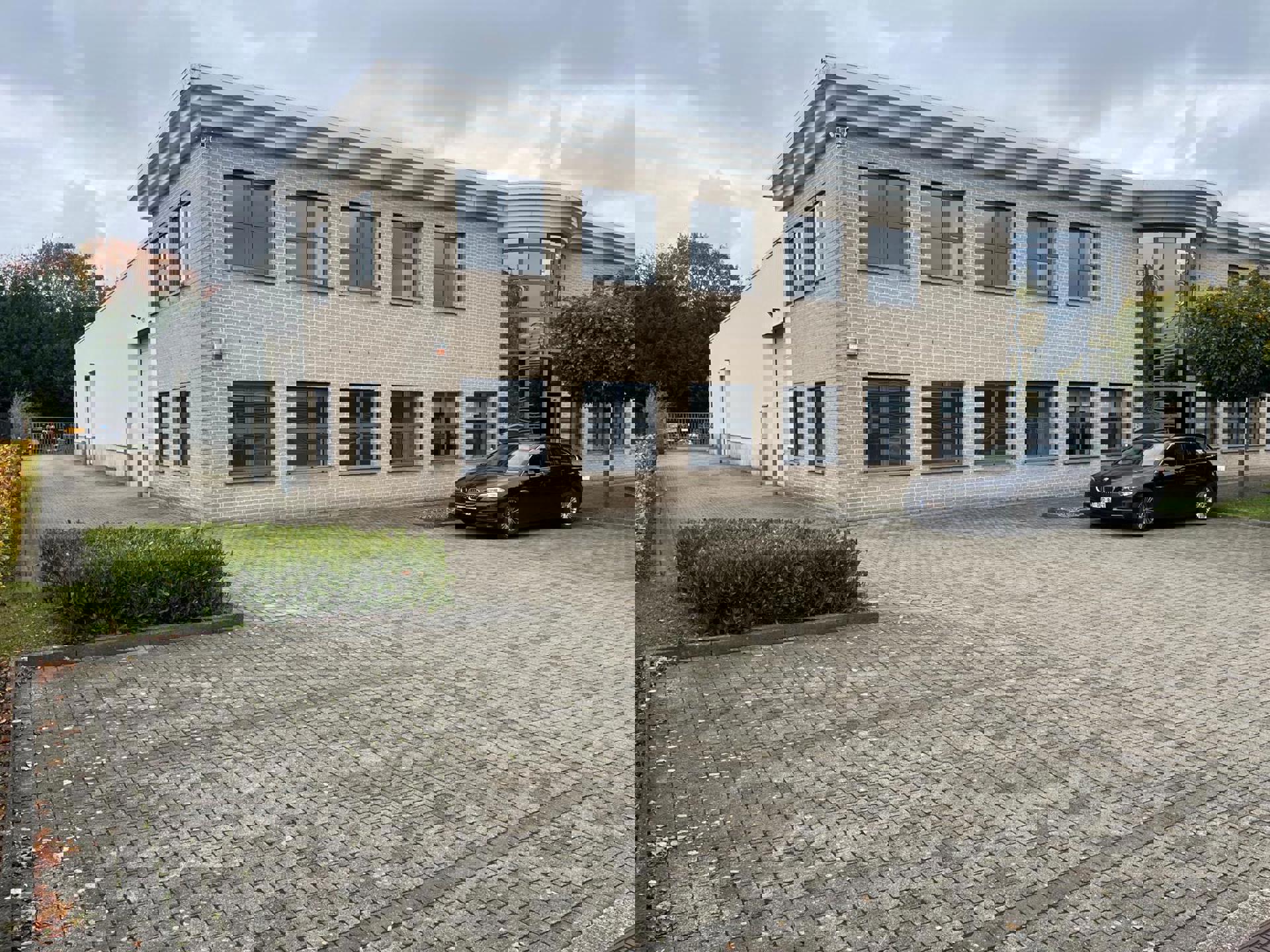 Kontich: magazijn met mezzanine en kantoorruimte foto {{pictureIndex}}