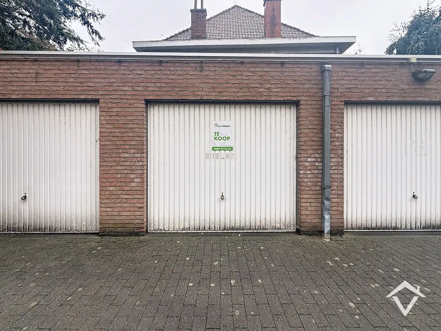 Garagebox gelegen in centrum Ardooie foto {{pictureIndex}}