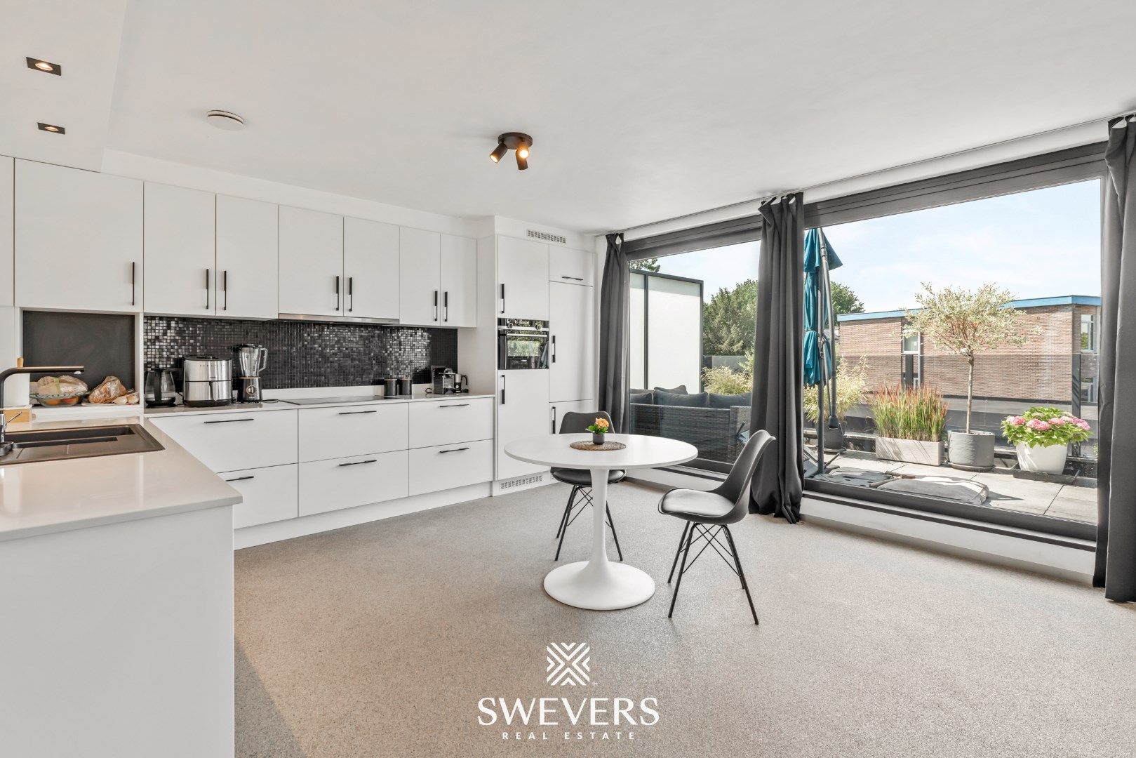 Instapklaar appartement met groot terras in hartje Tongeren foto 7