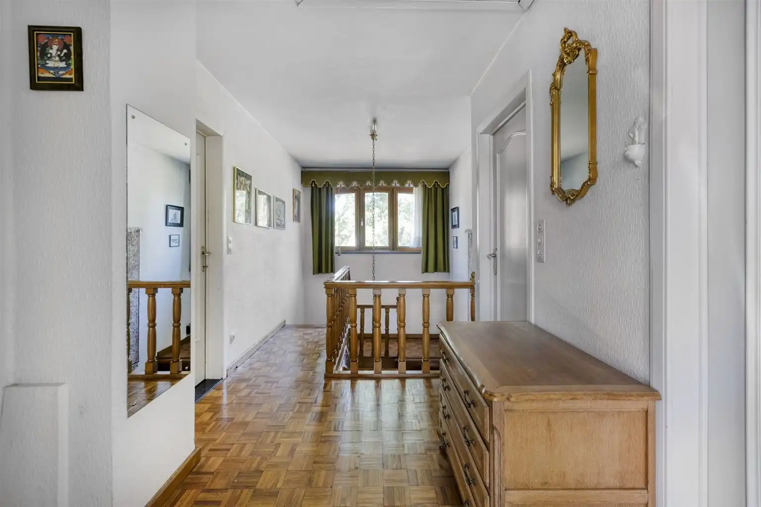 Karaktervolle, vrijstaande woning met 4 slaapkamers, veranda, dubbele garage, volledig onderkelderd op een perceel van 17a48ca, centraal gelegen bij het centrum. foto 21