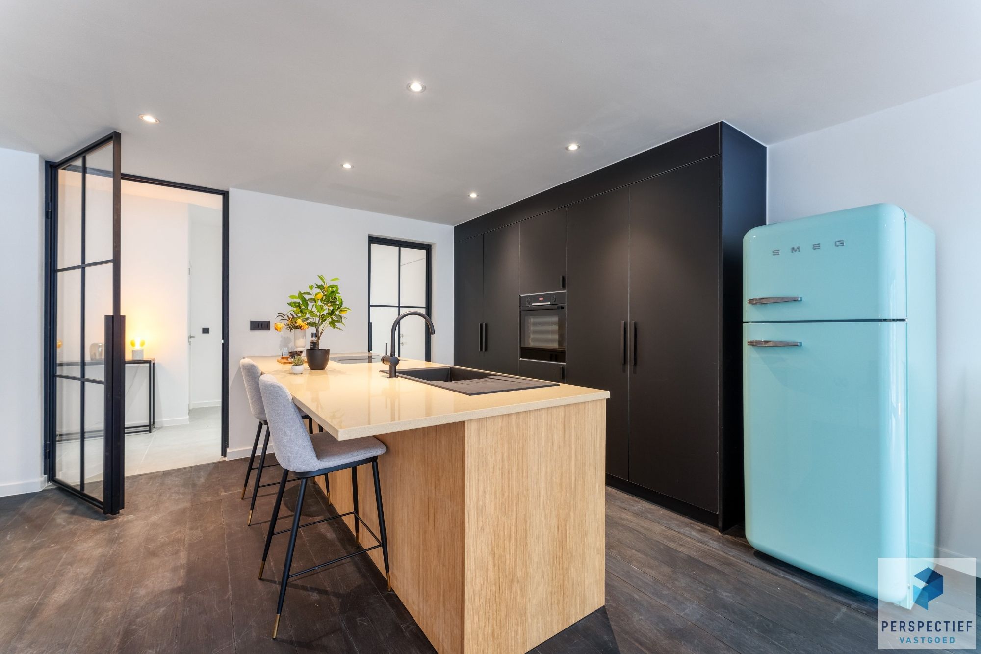 Stijlvol gerenoveerde woning met tuin op toplocatie foto 2