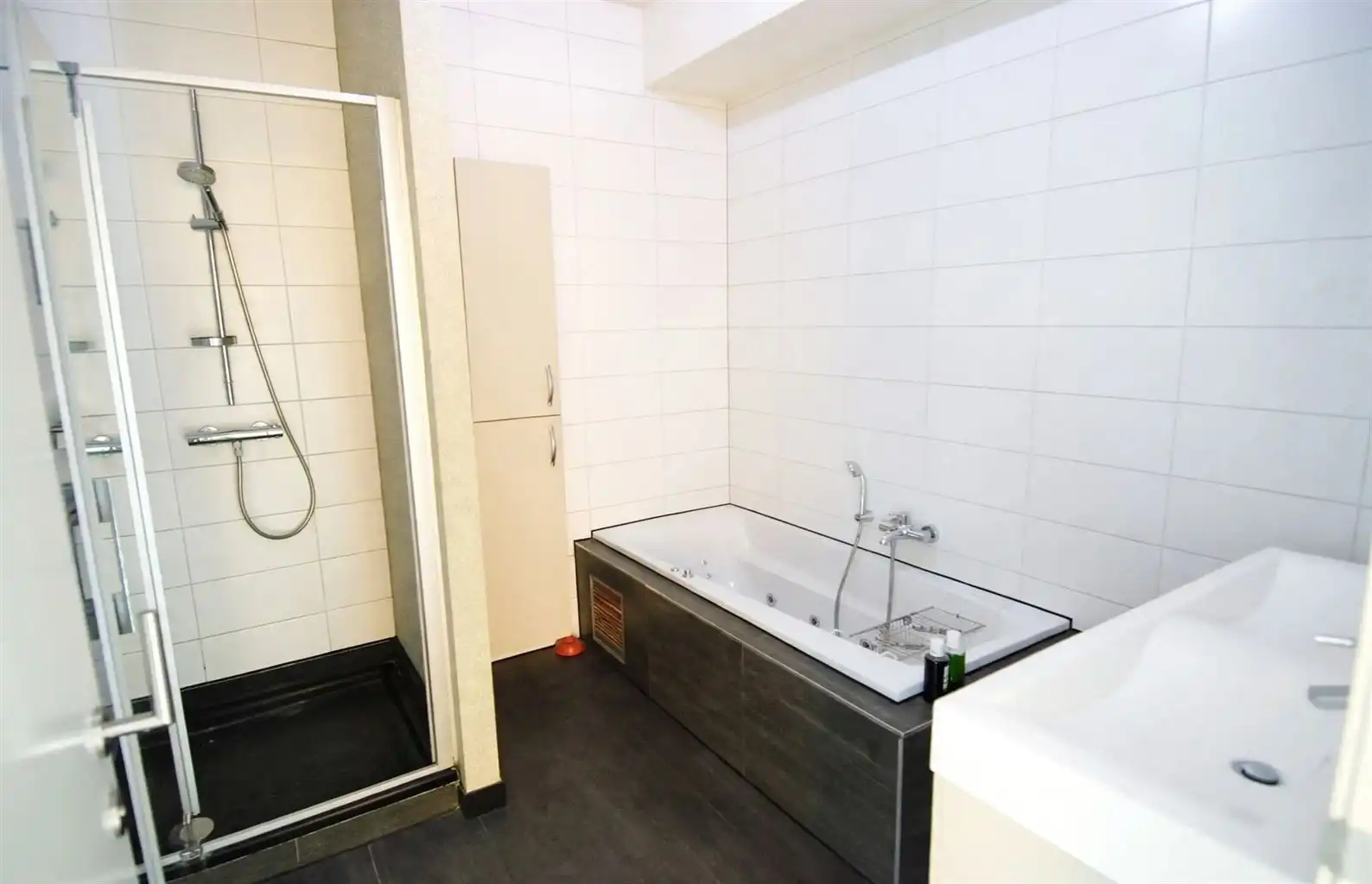 Prachtig appartement met 2 slaapkamers, terras en garagebox gelegen in Residentie Kloosterbempden, midden in het centrum van Maaseik. foto 10
