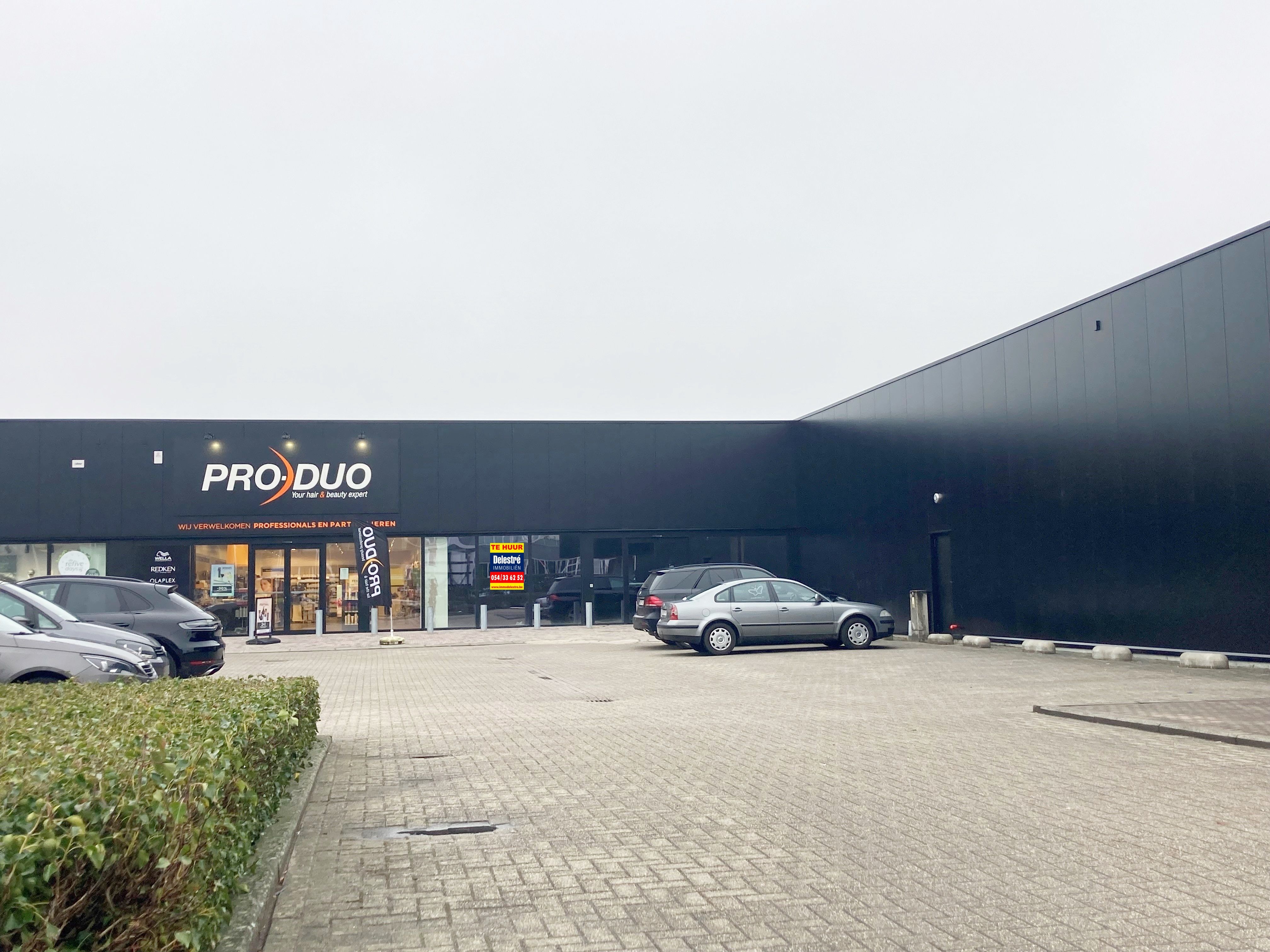 MODERNE BAANWINKEL MET PARKING VLAKBIJ NIEUWE DELHAIZE  foto {{pictureIndex}}