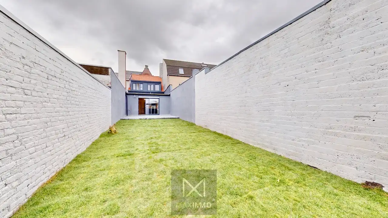 Totaal gerenoveerde woning met garage in het centrum van Lauwe foto 14