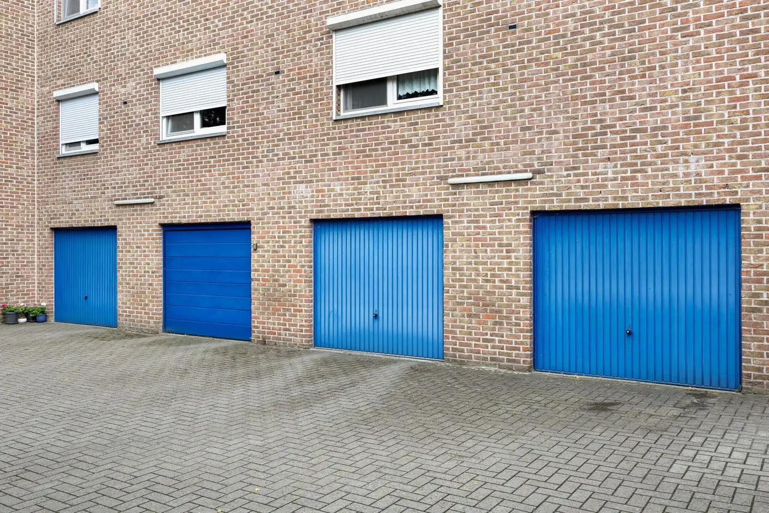 Ruim, gerenoveerd 2-slaapkamer appartement met terras, garagebox en aparte berging, gelegen vlak bij het centrum van Maaseik. foto 16