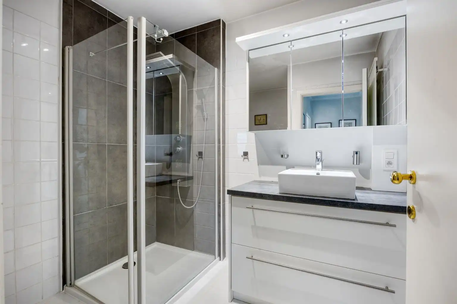 Ruim, gerenoveerd 2-slaapkamer appartement met terras, garagebox en aparte berging, gelegen vlak bij het centrum van Maaseik. foto 16