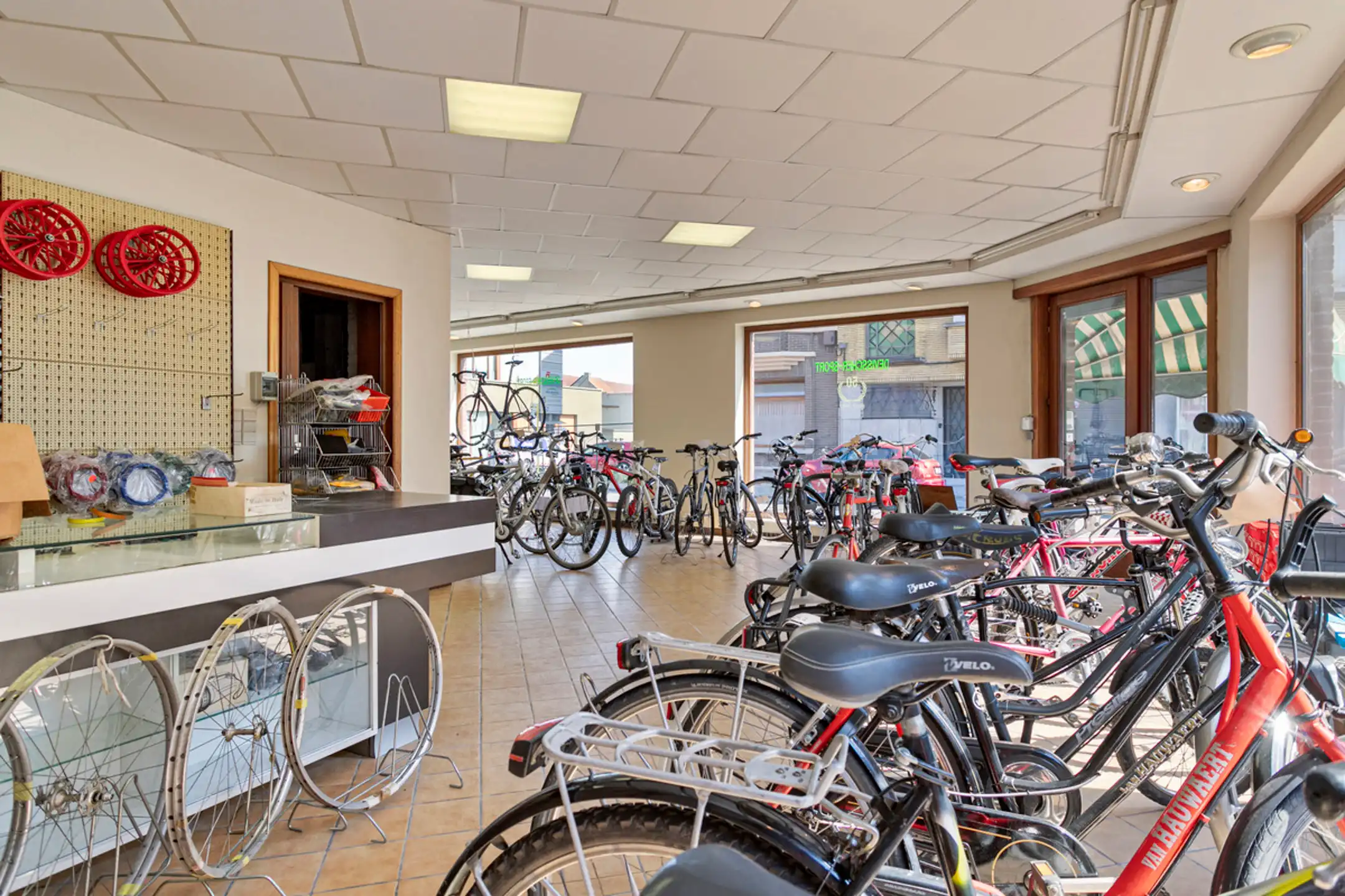 Eigendom met appartement én handelszaak met woonst & garage! foto 3